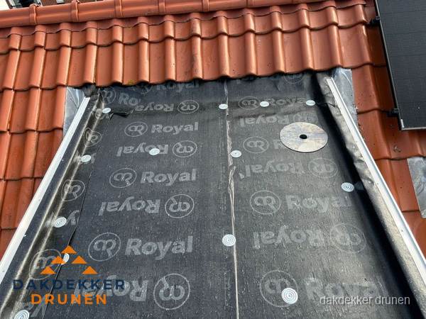 Nieuw dak met dakpannen en Royal onderlaag bij woning in Drunen Nieuw dak met dakpannen en Royal onderlaag bij woning in Drunen