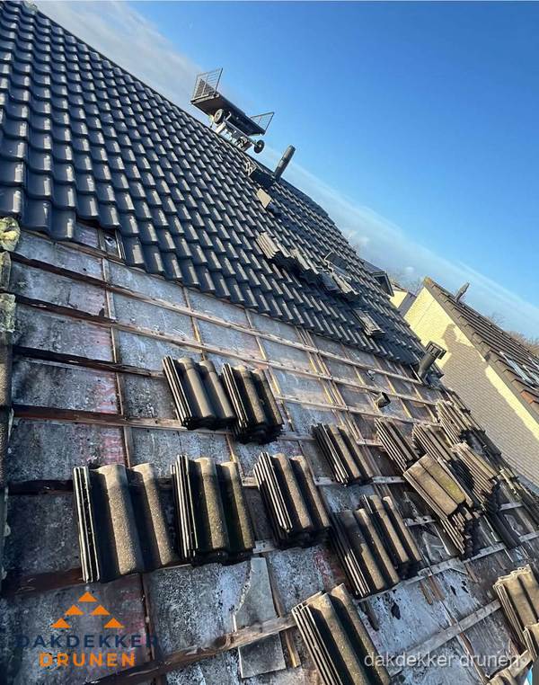 Schuin dak renovatie met nieuwe dakpannen in Drunen Schuin dak renovatie met nieuwe dakpannen in Drunen