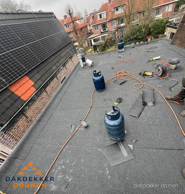 Daklekkage repareren met brandgereedschap op plat dak in Drunen Daklekkage repareren met brandgereedschap op plat dak in Drunen