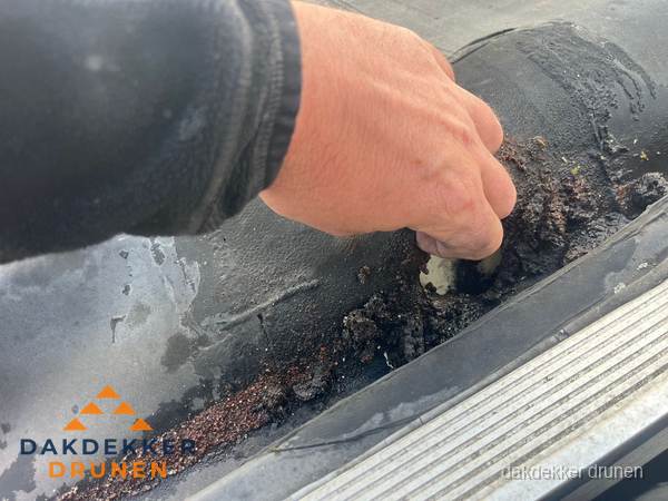 Schade aan bitumen dakbedekking op plat dak in Drunen Schade aan bitumen dakbedekking op plat dak in Drunen