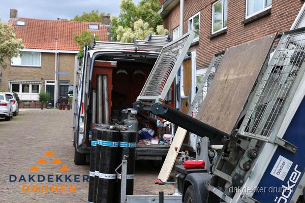 Dakdekkersbusje met materiaal en ladderlift voor dakpannen vervangen in Drunen Dakdekkersbusje met materiaal en ladderlift voor dakpannen vervangen in Drunen