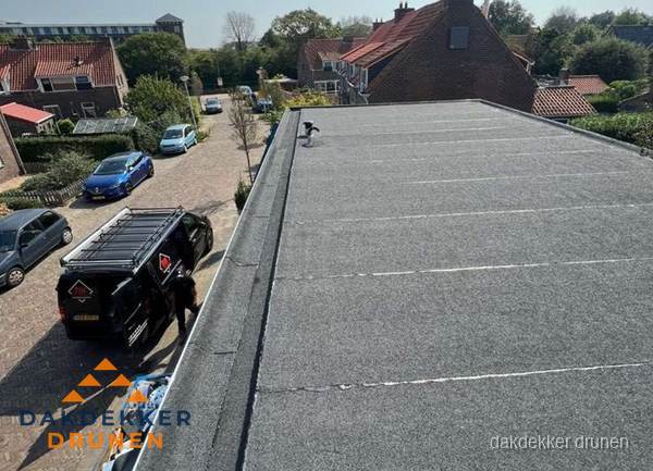Nieuw bitumen plat dak met uitzicht over woonwijk in Drunen Nieuw bitumen plat dak met uitzicht over woonwijk in Drunen