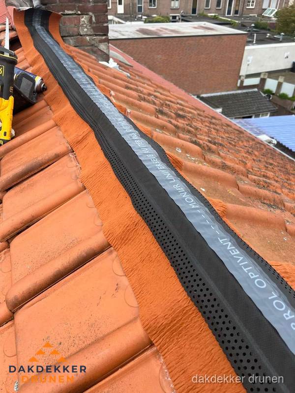 Nokventilatie installeren op hellend pannendak in Drunen Nokventilatie installeren op hellend pannendak in Drunen